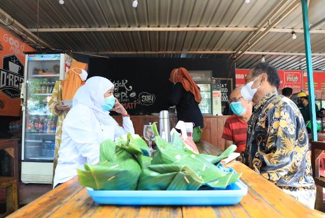 Gubernur Jawa Timur Khofifah Indar Parawansa saat sarapan di warung di Taman Bungkul Surabaya, Senin (7/12/2020). foto: ist/ bangsaonline.com