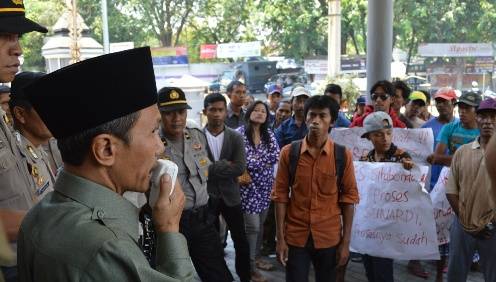 TUNTUT – Puluhan massa Alkad saat ditemui Ketua DPRD Situbondo Bashori Sonhaji, di depan Gedung DPRD Situbondo, Senin (29/9/2014). foto: hadi prayitno/BangsaOnline