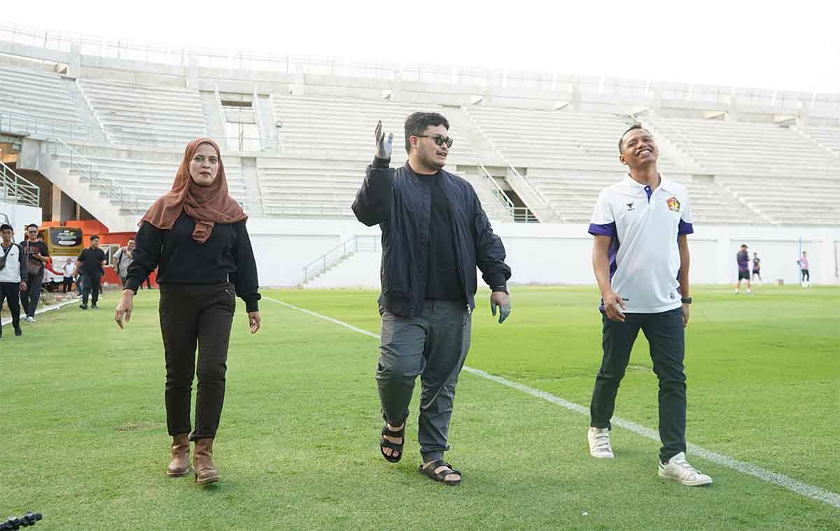 Bupati Kediri yang juga Dewan Pembina Persik Kediri, Hanindhito Himawan Pramana (tengah), saat berada di Stadion Gelora Daha Jayati. Foto: Ist