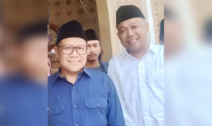 Ketua Umum PKB Muhaimin Iskandar (kiri) bersama H. Syafiuddin, S.Sos di pintu masuk maqbaroh Syaikhona Kholil, Sabtu (15/2/20). foto: FAUZI/ BANGSAONLINE
