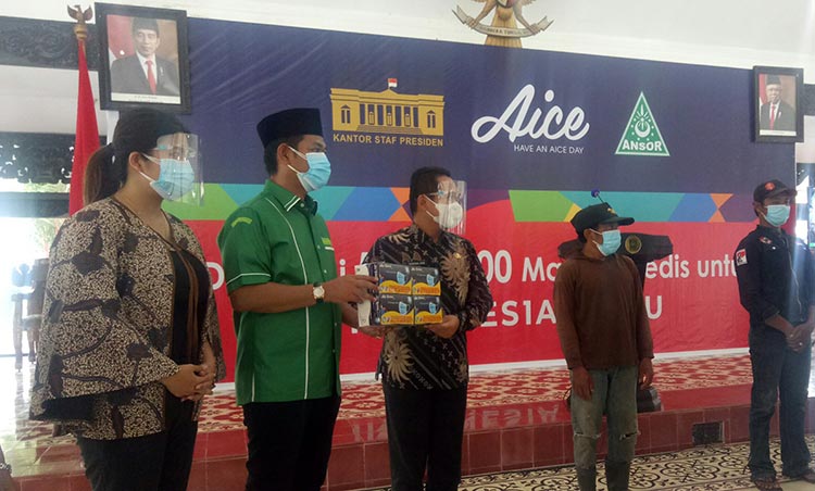 Bupati Lumajang Thoriqul Haq menerima distribusi masker medis dari GP Ansor yang bekerja sama dengan perusahaan es krim Aice. (foto: ist)
