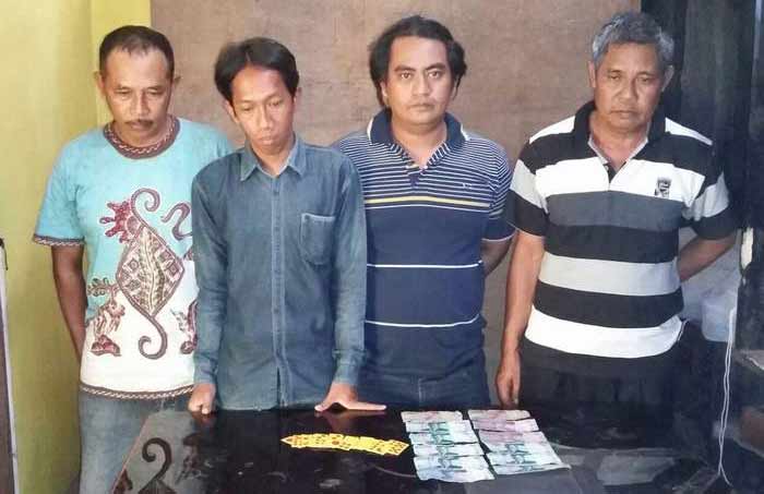 PEJUDI - Kempat tersangka ditahan di Mapolsek Gondang. (gunadhi/BANGSAONLINE)