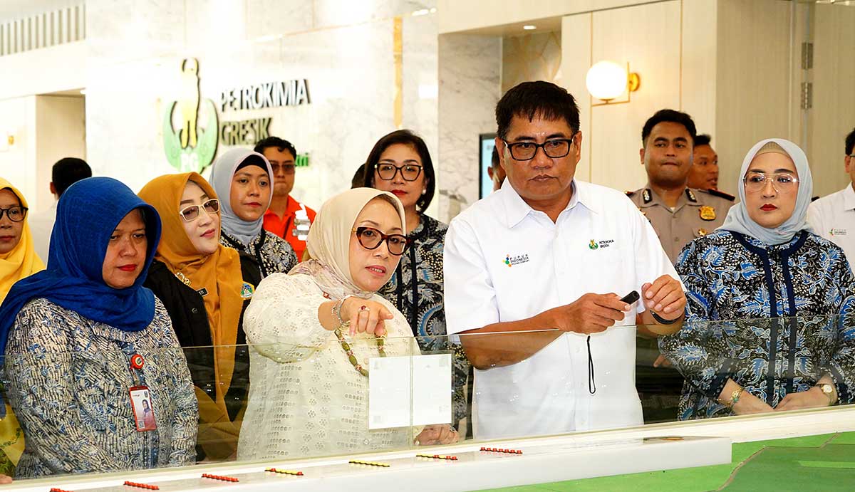 Dirut Petrokimia Gresik ketika menunjukkan maket kawasan industri kepada Menteri PPPA. Foto: Ist