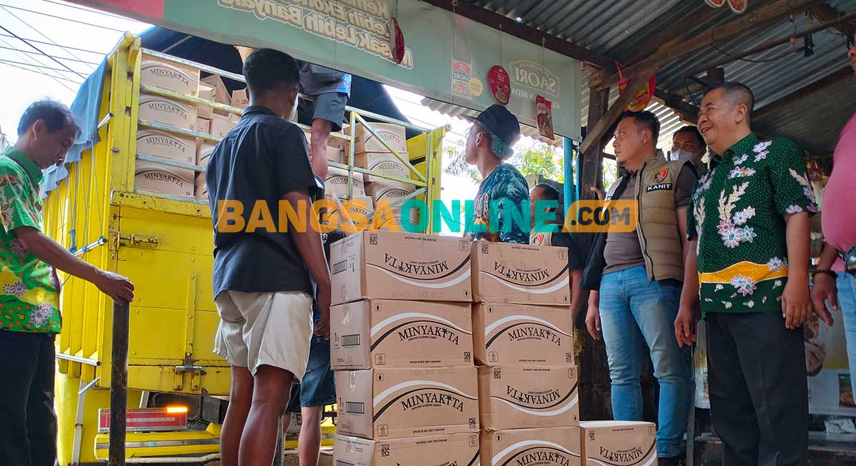 Distribusi minyak goreng di Kabupaten Pasuruan. Foto: M. ANDY FACHRUDIN/BANGSAONLINE