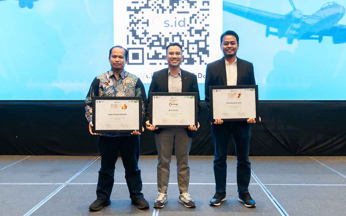 SVP Mitra Bisnis Petrokimia Gresik, Eko Suroso (dua dari kanan), saat menunjukkan penghargaan Indonesia Marketing Festival 2024. Foto: Ist
