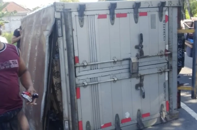 Kondisi truk yang terguling di Jl. Raya Desa Baruh, Sampang