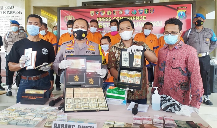 Satreskrim Polresta Banyuwangi mengungkap kasus peredaran uang palsu asing dengan total nilai Rp 2,8 triliun.