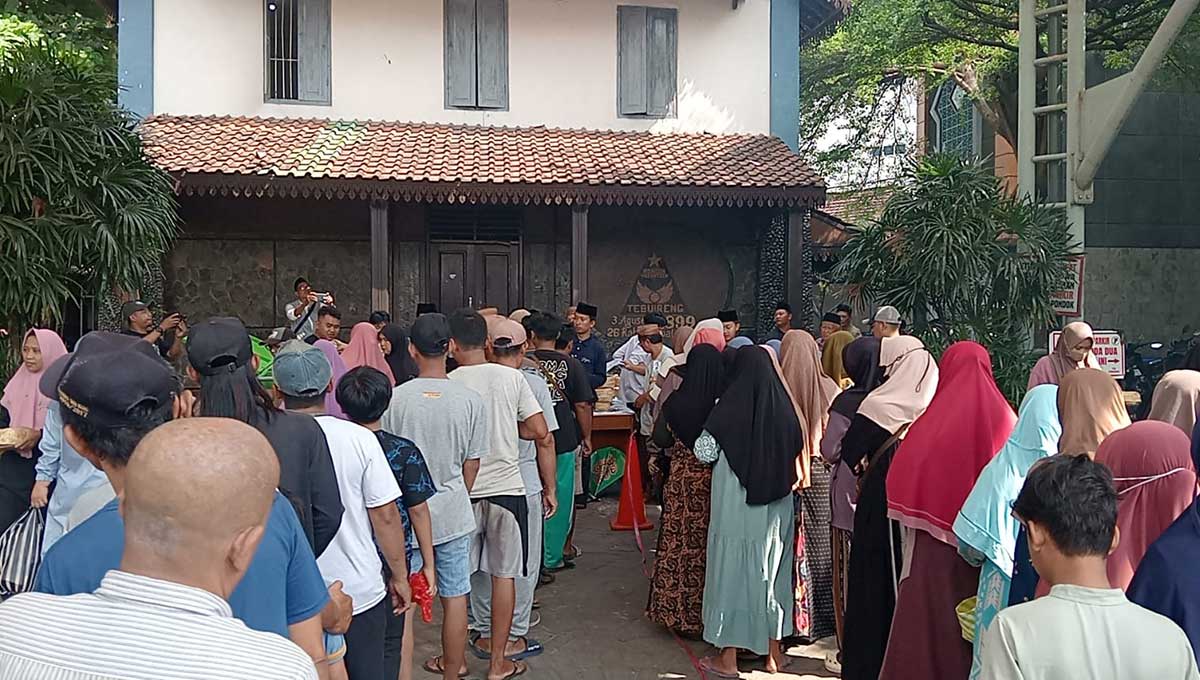 Pembagian daging kurban di Ponpes Tebuireng, Jombang.