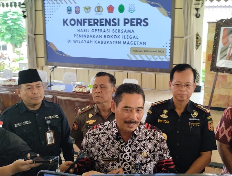 Pj Bupati Magetan memberikan keterangan usai konferensi pers Operasi Bersama Penindakan Rokok Ilegal