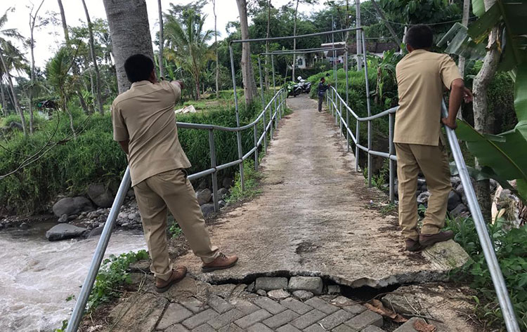 Jembatan penghubung dua dusun di Desa Kemiri, Kecamatan Panti, Kabupaten Jember ambruk. (foto: ist)