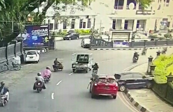 Kondisi mobil Ayla usai menabrak pagar tembok bundar Alun-Alun Tugu Kota Malang.