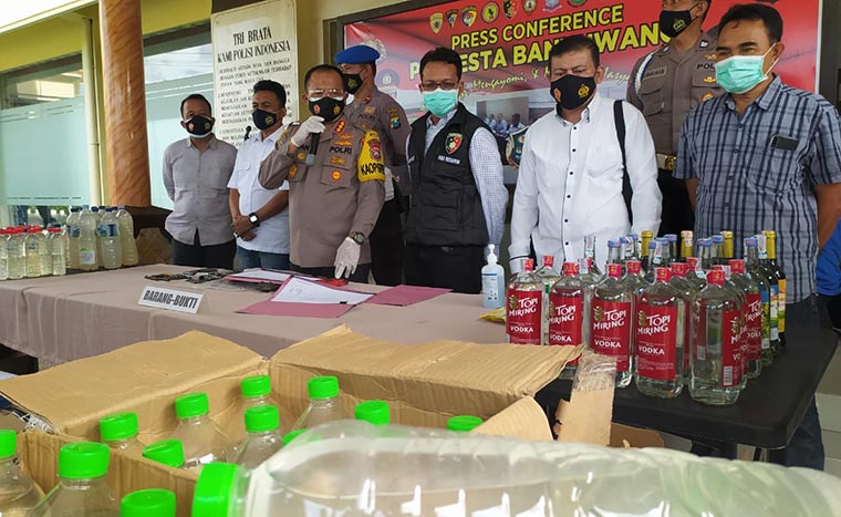 Polresta Banyuwangi saat membeber barang bukti berupa miras hasil operasi cipkon jelang tahun baru.