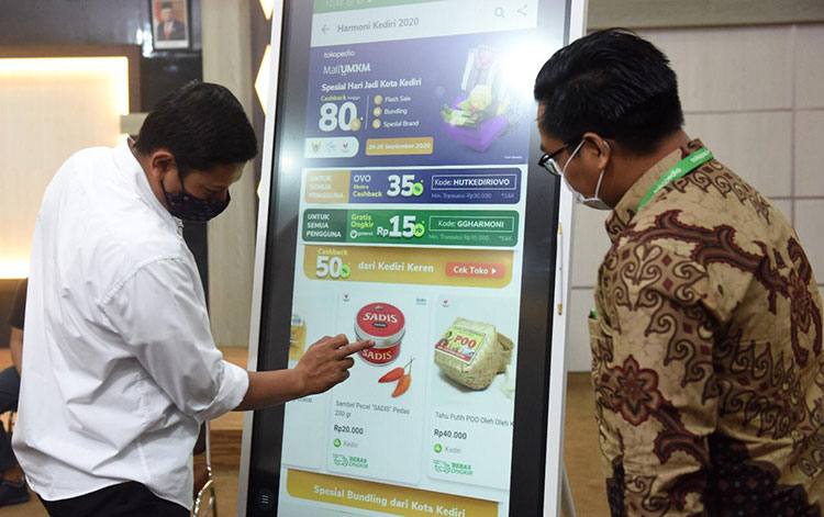 Wali Kota Kediri Abdullah Abu Bakar (kiri) saat me-launching MallUMKM Kediri Sale 2020 bersama Tokopedia. (foto: ist).