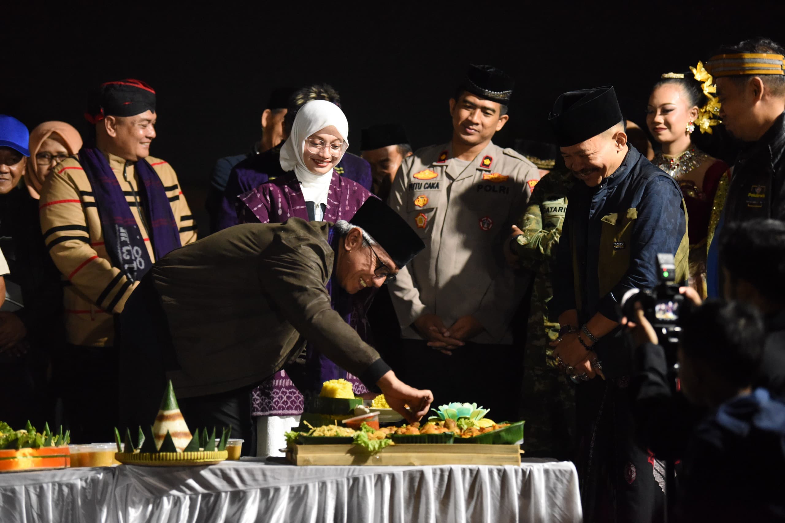 Gus Qowim, Wakil Wali Kota Kediri saat memotong tumpeng 