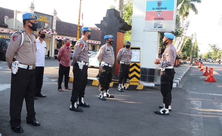 Kasie Propam Polres Kediri Kota Iptu Suparjo, saat briefing anggota sebelum razia dilakukan. 
