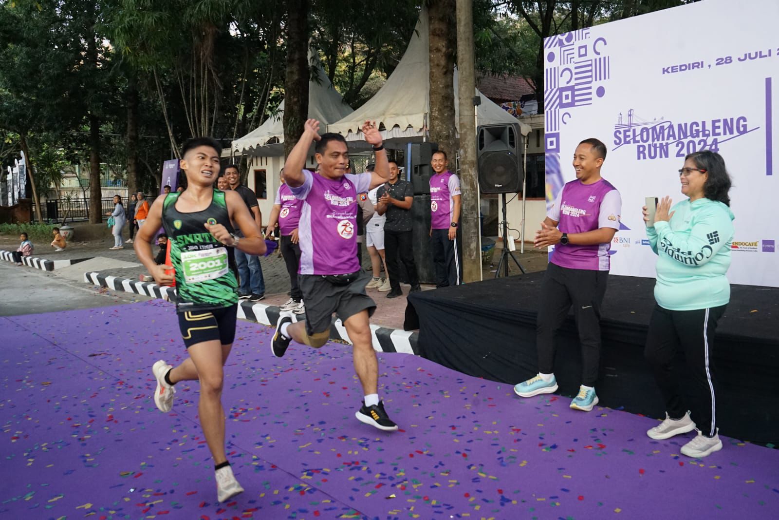 Pj Wali Kota Kediri Zanariah saat memberangkatkan para peserta Selomangleng Run (dok. Ist)