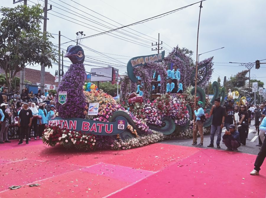 Salah satu mobil peserta Batu Art Flower Carnival 