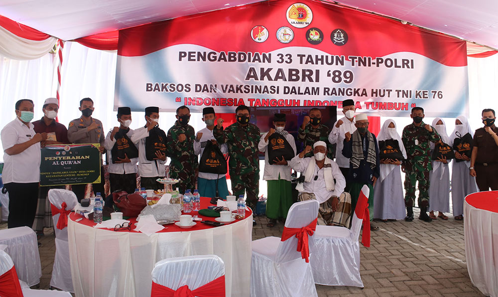 Alumni Akabri 1989 Gelar Vaksinasi dan Bagi-Bagi Paket Sembako di Sumenep