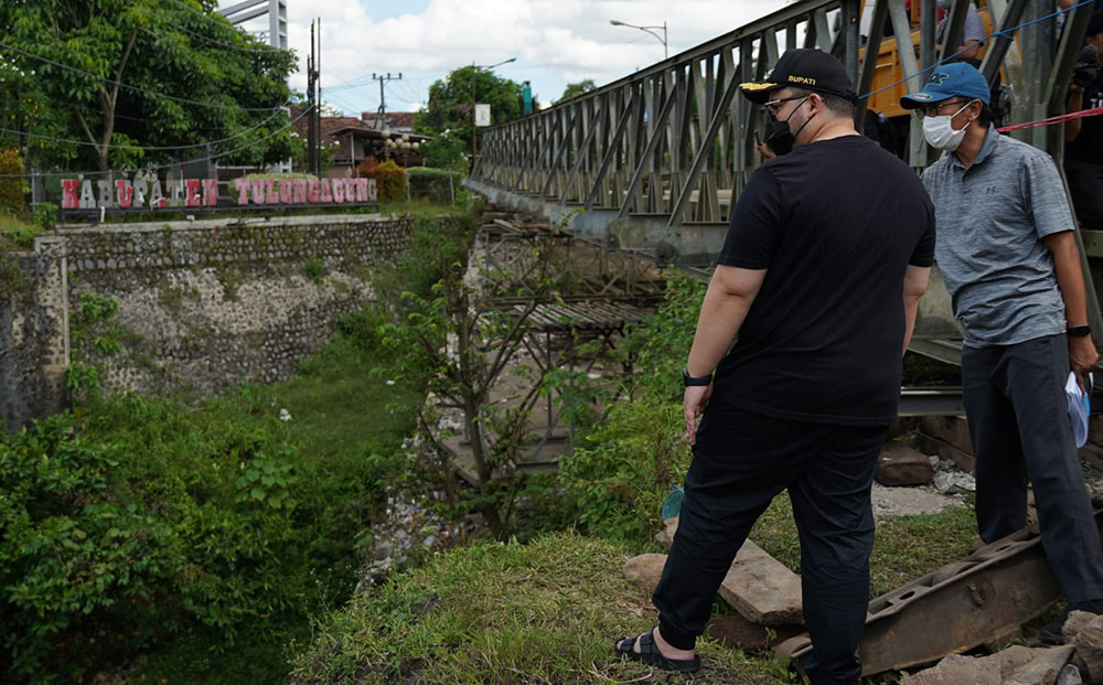 Bupati Kediri Hanindhito Himawan Pramana saat mengecek persiapan pembangunan kembali Jembatan Ngadi, Kecamatan Mojo. foto: ist.