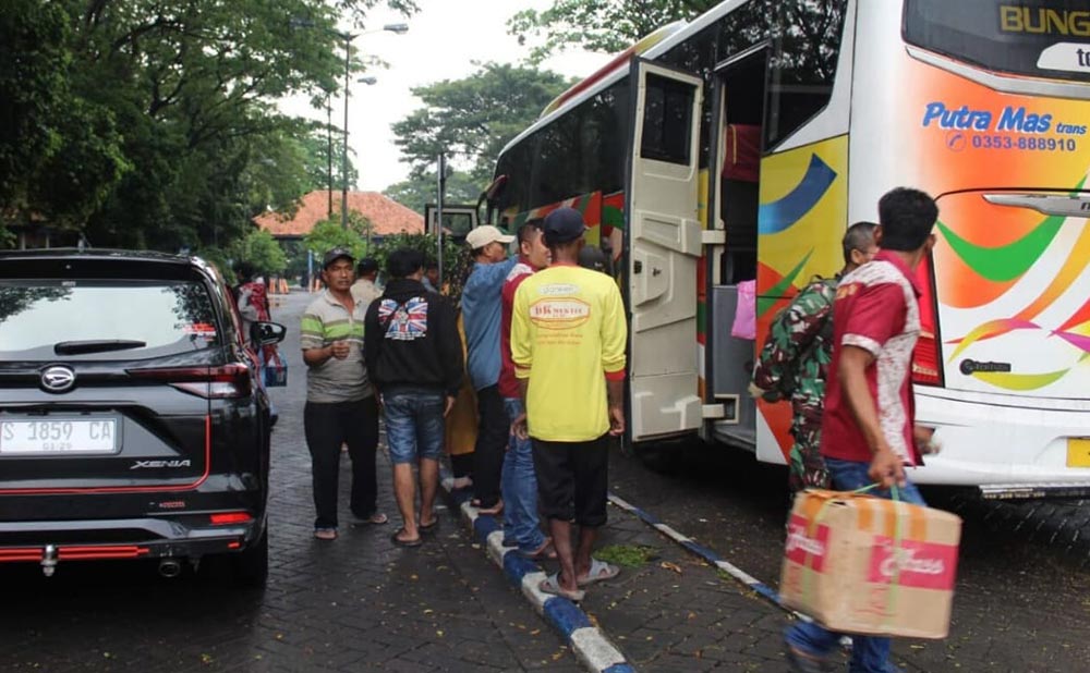 Suasana di Terminal Rajekwesi Bojonegoro, Senin (23/2/2026).