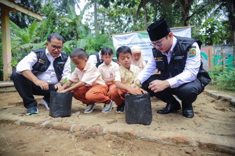 Bupati Trenggalek Moch.Nur Arifin saat mendampingi  Yayasan Swatantra Pangan Nusantara membagikan bibit dan pupuk di beberapa sekolah di Kecamatan Gandusari