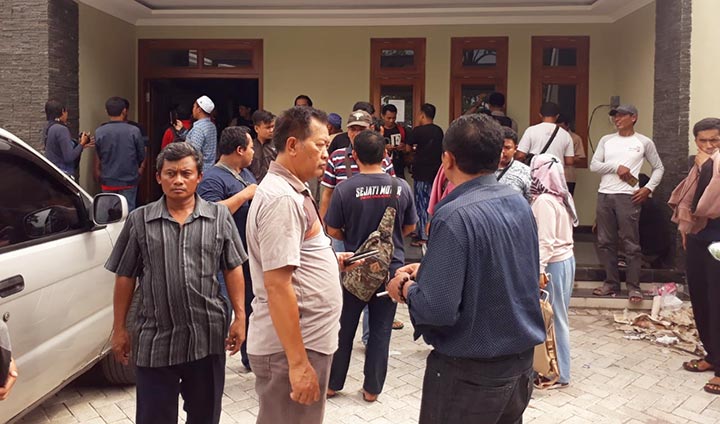 Puluhan korban Investasi Bodong saat menggeruduk kantor CV. Tri Manunggal Jaya.