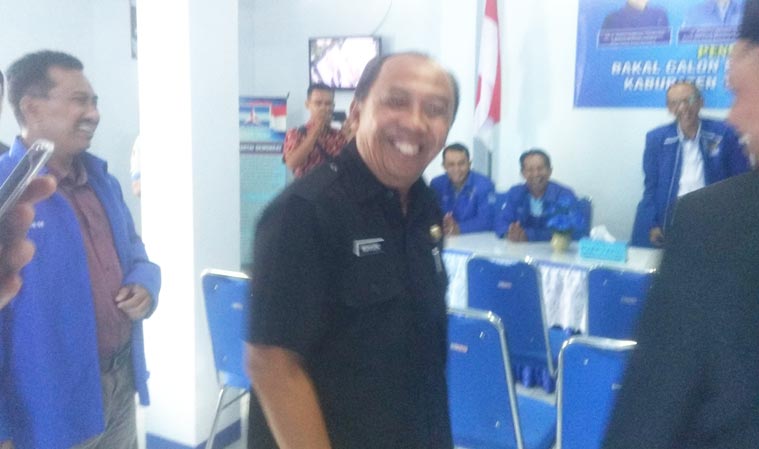 Widarsono (baju hitam) saat mengunjungi kantor Sekretariat DPC Partai Demokrat Trenggalek. foto: HERMAN/ BANGSAONLINE