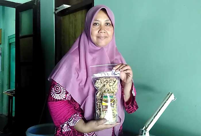 Umi Nihayah, menunjukkan keripik debog olahannya. foto: AKINA/ BANGSAONLINE