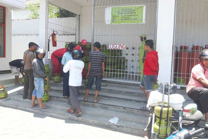 Petugas pangkalan saat melayani antrean warga membeli gas tiga kilogram di SPBU Karang Asem Situbondo. foto: MURSIDI/ BANGSAONLINE