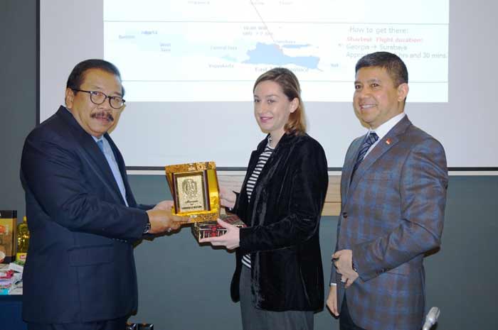 Gubernur Soekarwo saat memberikan cinderamata kepada perwakilan Kadin Georgia Salome Tavberidze disaksikan Dubes RI untuk Georgia, Ukraina, dan Urmania, Yuddy Chrisnandi. foto: ist