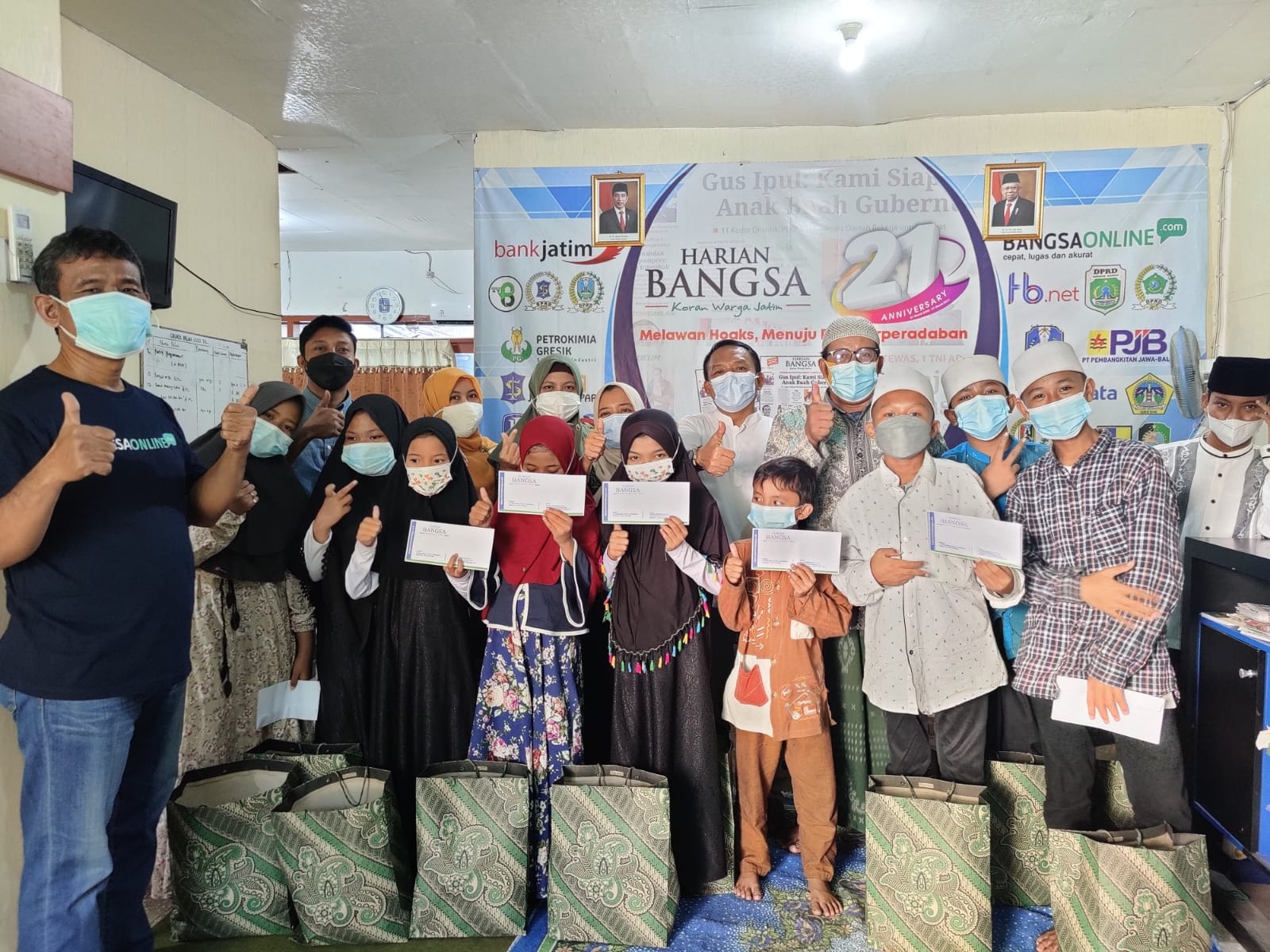 Para anak yatim tampak gembira dalam acara HUT ke-7 BANGSAONLINE.com, Jumat (23/7/2021).