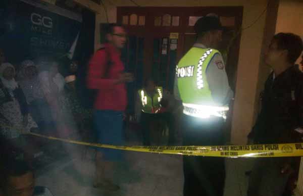 Polisi saat olah TKP pembunuhan yang terjadi di Kecamatan Widang. (suwandi/BANGSAONLINE)