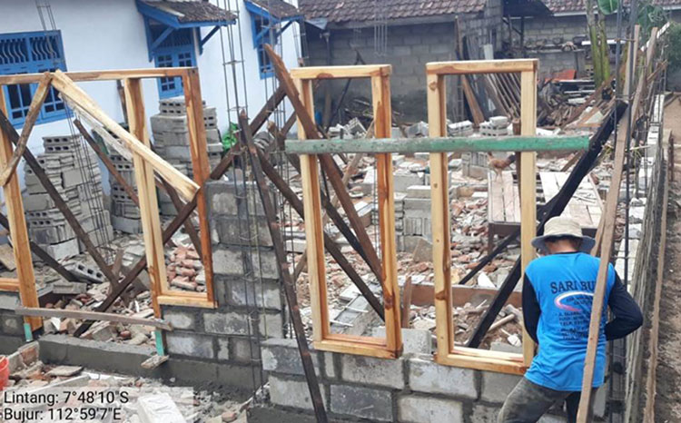 Salah satu program pembangunan RTLH yang memakai dana dari pusat. (foto: ist)