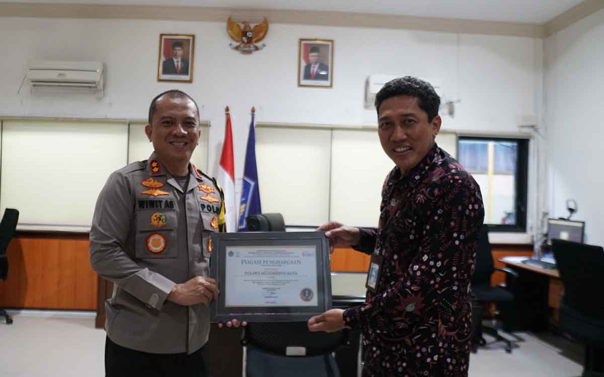 Kapolres Mojokerto Kota, AKBP Wiwit Adisatria, saat Menerima penghargaan Terbaik Pertama.