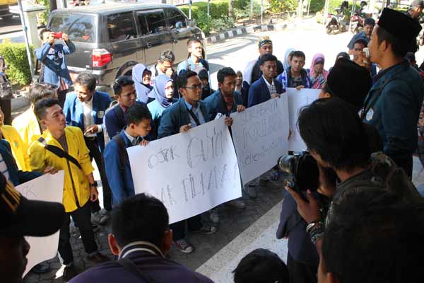 Aksi puluhan mahasiswa saat mendatangi kantor KPU Surabaya.