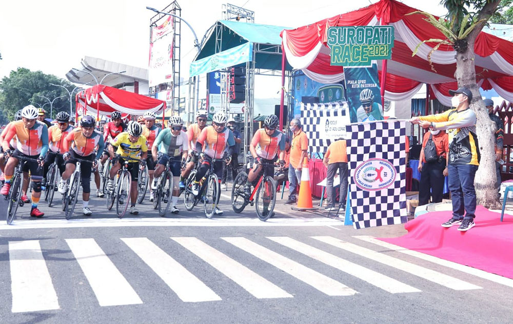 Wakil Wakil Kota Pasuruan Adi Wibowo saat memberangkatkan peserta Suropati Race 2021.