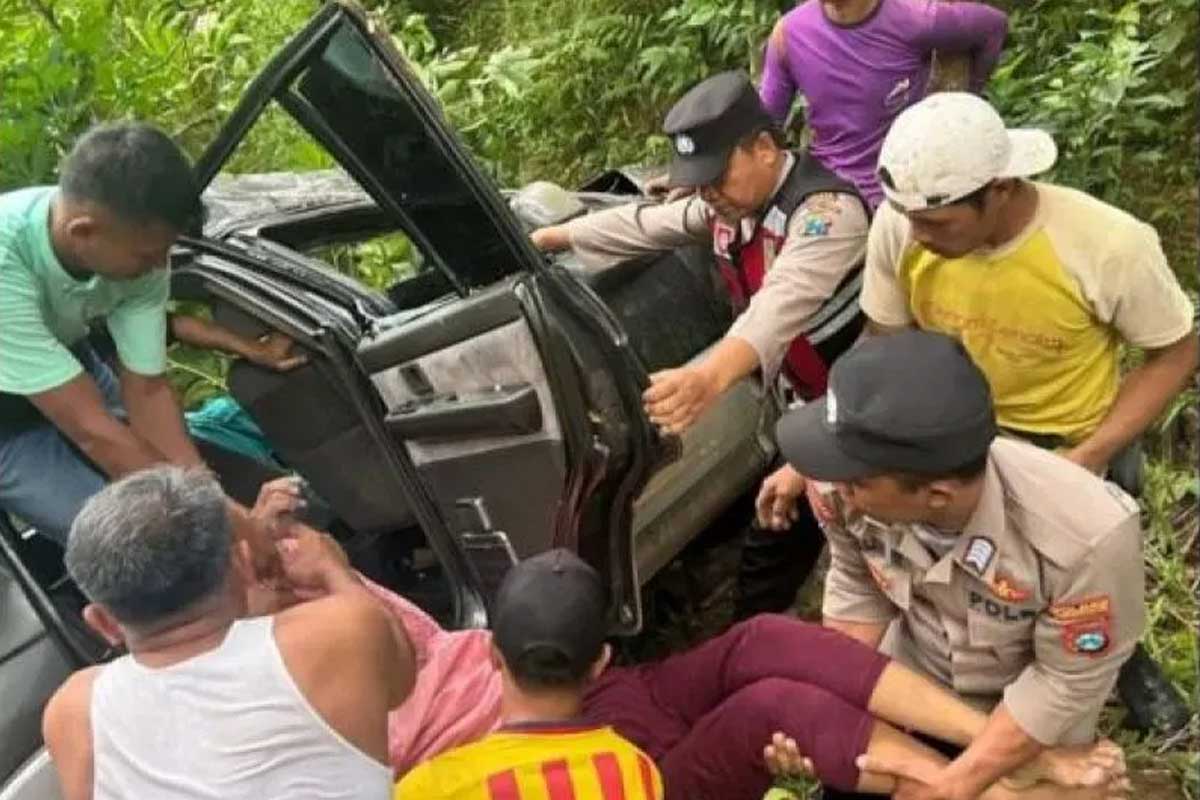 Polisi bersama warga setempat saat mengevakuasi korban kecelakaan di jalur lintas selatan Panggul-Munjungan, Trenggalek, Senin (15/4/2024). Foto: Humas Polres Trenggalek.