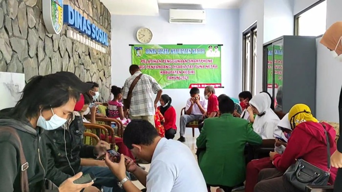 Para penyandang disabilitas saat mengikuti pelatihan pengoperasian smartphone. foto: ist.