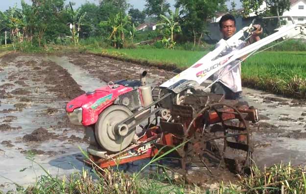 40 Petani Kota Pasuruan Dapat Bantuan Hand Tractor dan Hand Sprayer