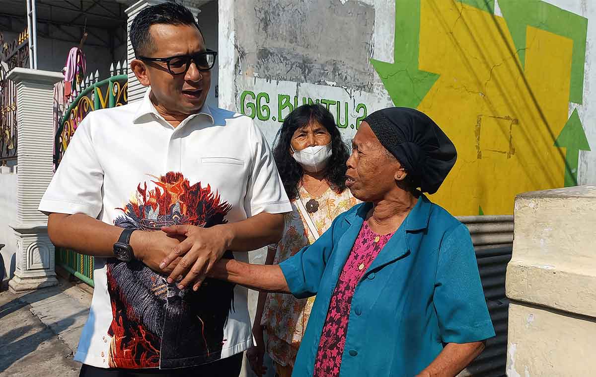Pj Wali Kota Mojokerto saat menyapa lansia.