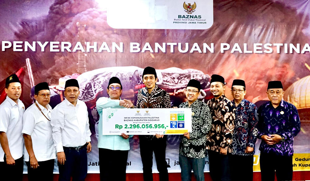 SIMBOLIS: Pimpinan Baznas Sidoarjo menyerahkan donasi kemanusiaan Palestina kepada Baznas Jatim, Selasa (5/12/2023). Foto: Ist.