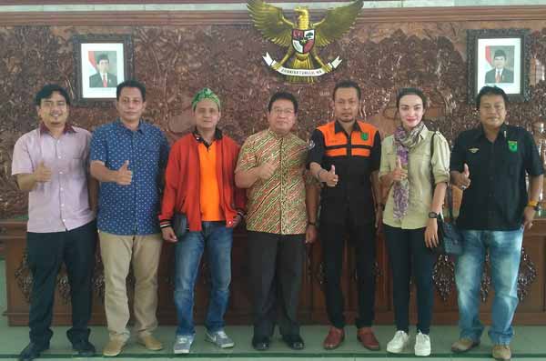 Jajaran manajemen Persibo Bojonegoro berfoto bersama Bupati Suyoto seusai pertemuan membahas nasib Persibo di Pendopo Pemkab setempat. foto: EKY NURHADI/ BANGSAONLINE