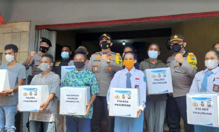 Kapolres Pasuruan AKBP Rofiq Tipto Himawan saat memberikan bingkisan kepada adik-adik dari Papua yang ada di Pasuruan. foto: Moch Andy Fachrudin/ BANGSAONLINE