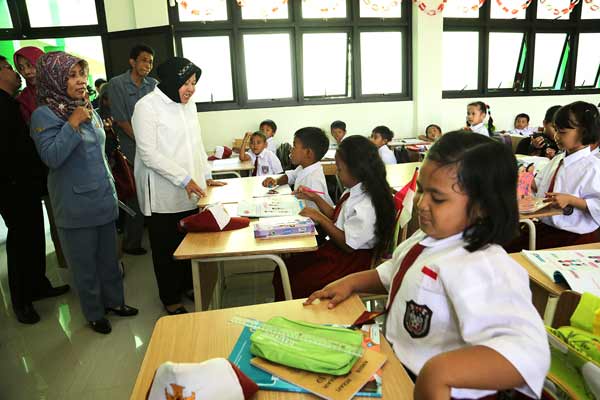Wali Kota Surabaya saat mengunjungi salah satu ruang sekolah SD Sememi II. (foto: hms)