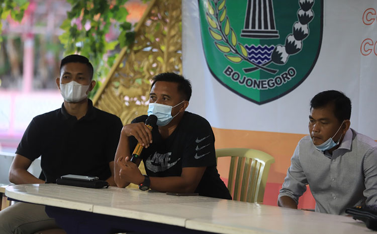 KOMPLET: Pelatih Persibo M. Fachrudin (kanan) bersama Asisten I Junaidi (tengah) dan Asisten II Aris Tuansyah (kiri). (foto: ist)