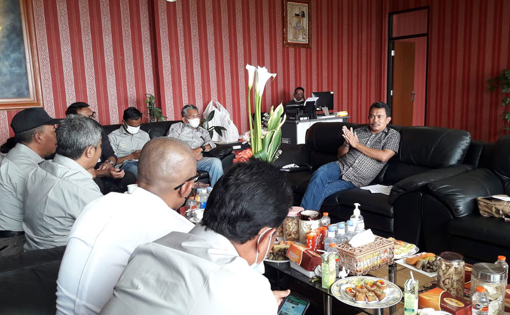 Pengurus PSSI Kota Batu saat pertemuan dengan Komisi C DPRD setempat, Selasa (2/11).
