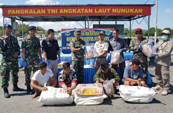 Tim Gabungan 2ndFQR Lanal Nunukan dan Kopaska Busur Ambalat 19 menunjukkan barang bukti yang berhasil diamankan.