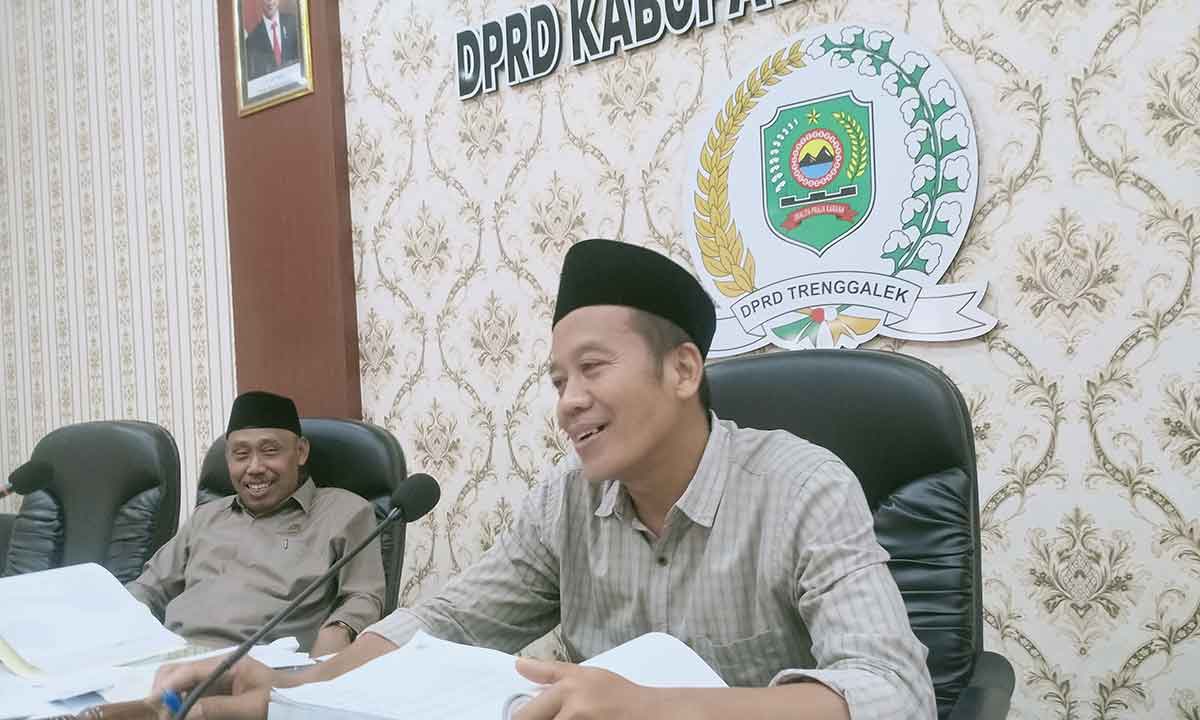 Ketua Komisi III DPRD Trenggalek, Pranoto (kanan).
