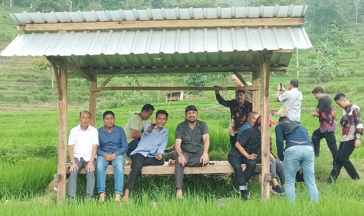 Bupati Ipong bersama Ketua DPRD, OPD, beserta Kades Tugurejo saat meninjau tempat relokasi. foto: NOVIAN/ BANGSAONLINE