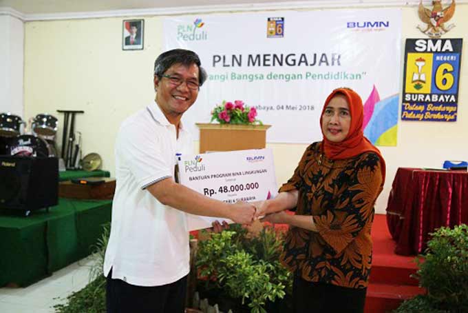 General Manager PLN Distribusi Jatim, Bob Saril saat Program PLN Mengajar di SMAN 6 Surabaya. 